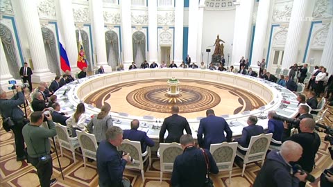 Владимир Путин выступает на первом заседании Совета по