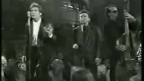 LITTLE BITTY PRETTY ONE live- Huey Lewis and The News