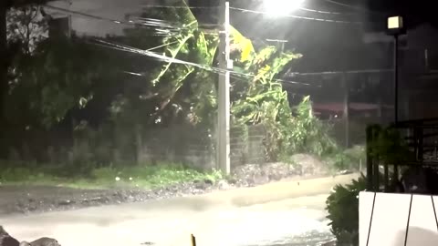 Super Typhoon Fung-wong slams into the Philippines