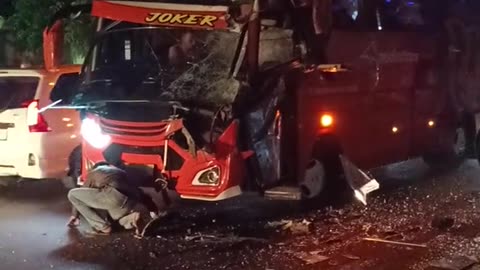 There was a collision, the tourist bus hit a truck parked on the side of the road