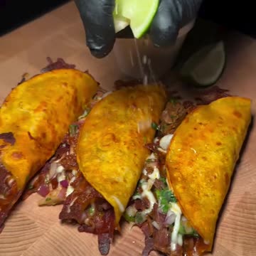 Follow for more ASMR videos🌮🍟 Credits: @burritobomba #mukbang #asmr #fastfood #asmreating