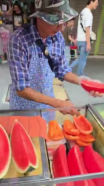 Insane $0.6 Watermelon – Watch This Cutting Skill!