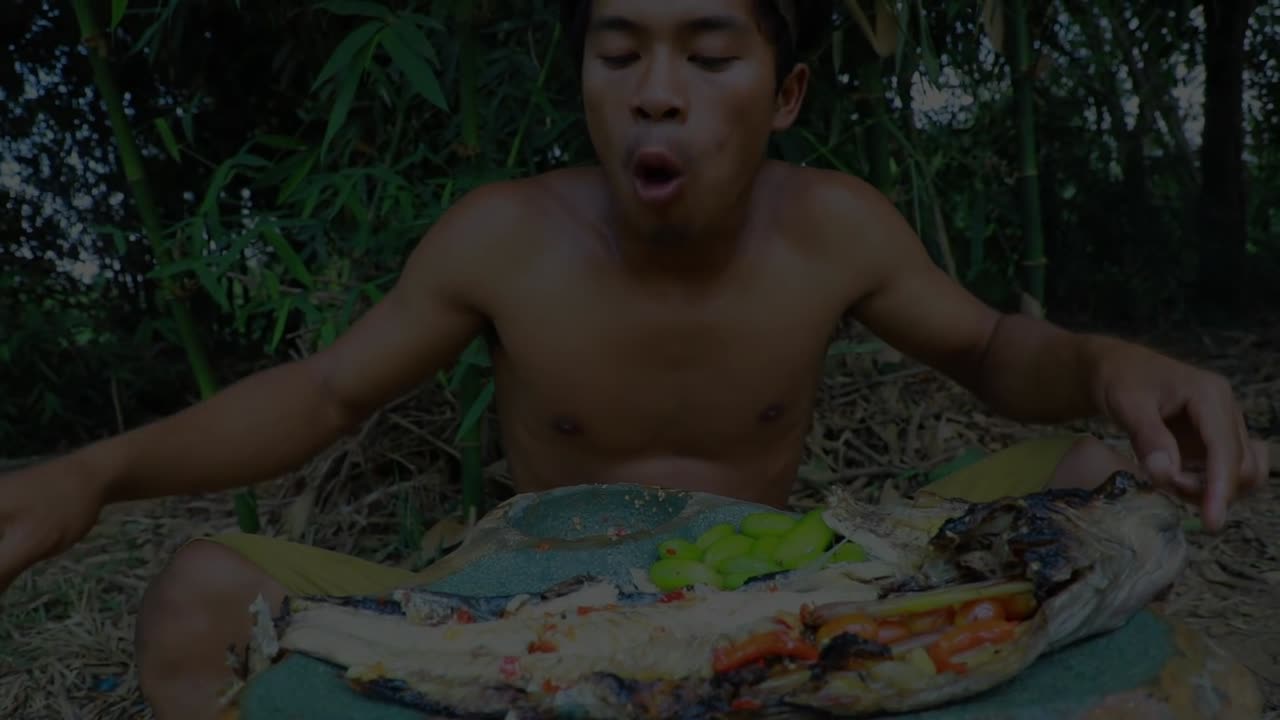 How to Start a Fire in a Survival in the rainforest - And Find food in the forest