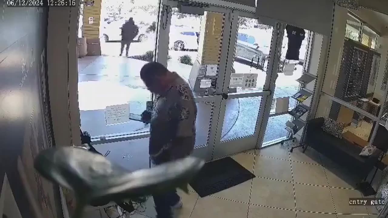 20 person smash and grab - America