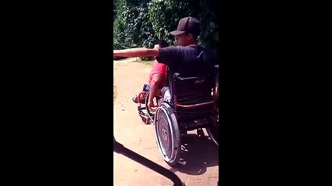 Sou cadeirante paraplégico porém a minha deficiência não me impede de curtir a vida