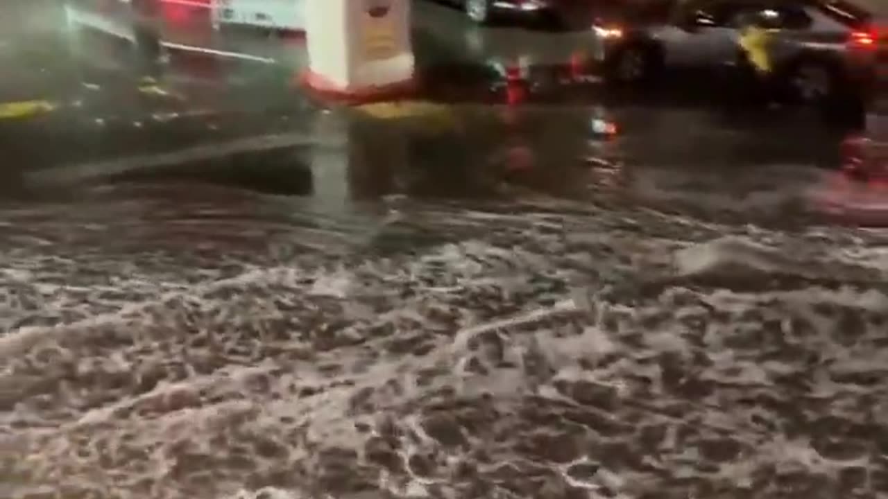 Massive floods caused by heavy rains at the LINQ in Las Vegas, Nevada, US 🇺🇸