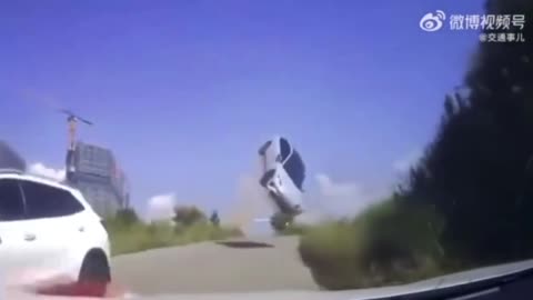 😱💥 Car Crash in Jiangxi, China: Watch the Daring Dash Downhill! | FeedMyCuriosity