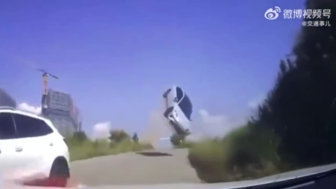 😱💥 Car Crash in Jiangxi, China: Watch the Daring Dash Downhill! | FeedMyCuriosity