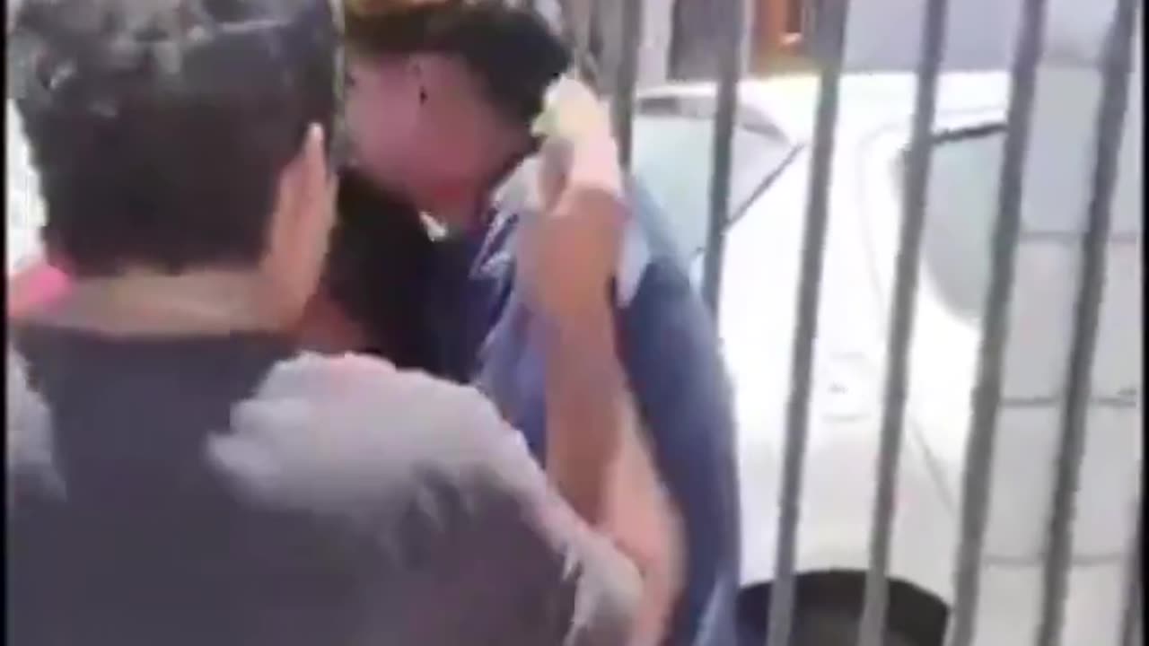 This Thief Is Definitely Going to Need a Bodyguard