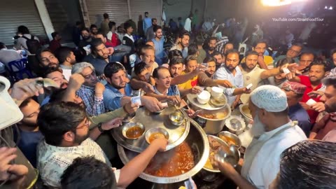 PEOPLE ARE CRAZY 😯 4-00 AM FOR NASIR BONG PAYE BREAKFAST IN LAHORE - BEST SIRI PAYE FOOD STREET