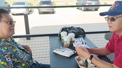 AECH UỐNG TRÀ CHARLIE KIRK 
