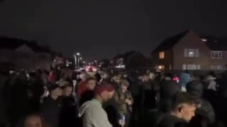 Mieszkańcy północnego Londynu, Hillingdon, gromadzą się tłumnie na ulicach.