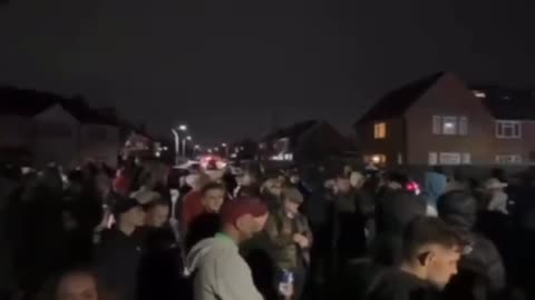 Mieszkańcy północnego Londynu, Hillingdon, gromadzą się tłumnie na ulicach.