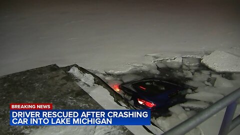 Car crashes into Lake Michigan near Grant Park_ Chicago fire officials say