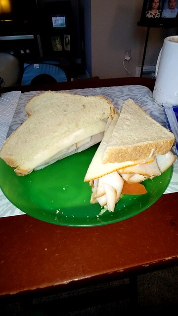 Eating Oscar Meyer Deli Fresh Smoked Turkey Breast, Dbn, MI, 12/17/25