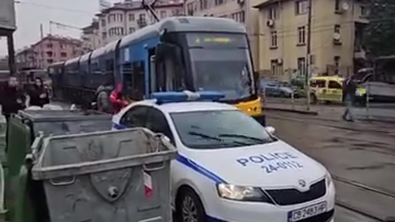 Неправилно паркиран полицейски автомобил блокира движението в София