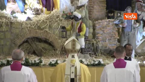Natale 2025,Papa Leone XIV l'americano Bob Riggitano porta la statua del Bambin Gesù al presepe al termine della Messa nello Stato idolatra della Città del Vaticano commettendo peccato d'idolatria che sarà ritenuto come agli altri peccatori.