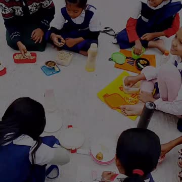 বাচ্চারা কি করছে দেখুন বন্ধুরা