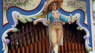 This is Sweet Child O’ Mine by Guns N’ Roses played on a Dutch street organ.