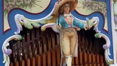 This is Sweet Child O’ Mine by Guns N’ Roses played on a Dutch street organ.