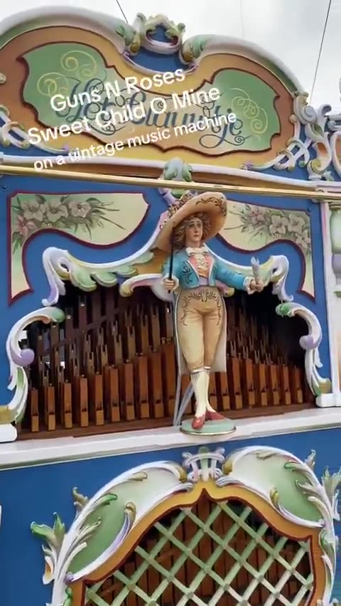 This is Sweet Child O’ Mine by Guns N’ Roses played on a Dutch street organ.