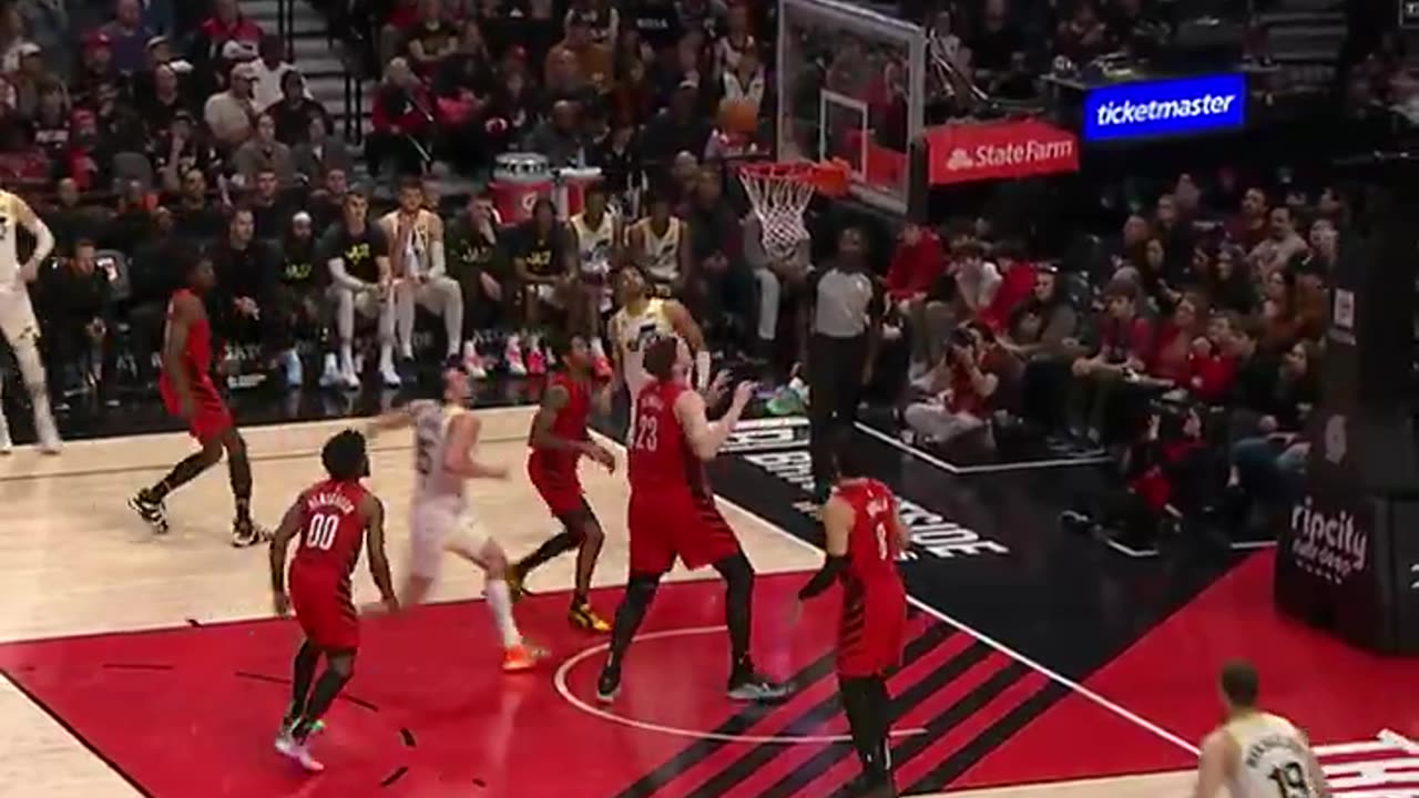 Eubanks with the FORCEFUL putback slam! 😤 #NBA