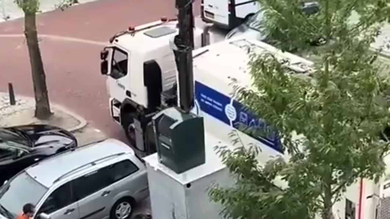 🚮🌍 Trash collection in action! | FeedMyCuriosity