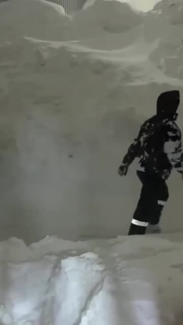 Borë deri në katin e dytë të banesave! Reshje rekord bore në Lindjen e Largët Ruse