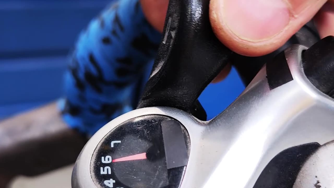 My bike's rear derailleur broke. How does it work?