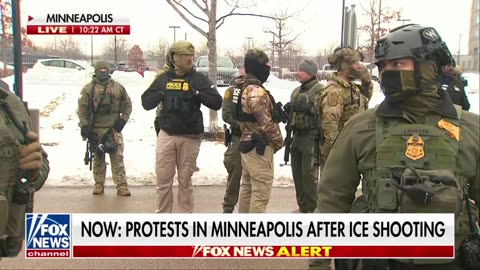 Chỉ huy Greg Bovino có mặt tại Minneapolis và những kẻ bạo loạn cánh tả bị các đặc vụ liên bang...