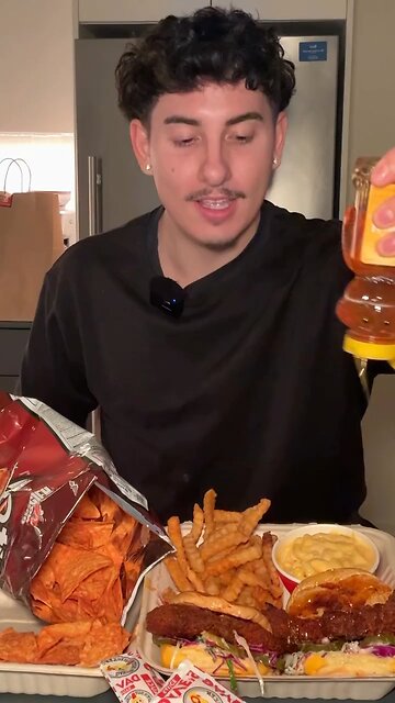 Follow for more ASMR videos🌮🍟 Credits: @blakesmunchies #mukbang #asmr #fastfood #asmreating