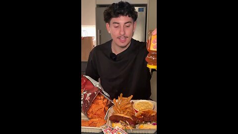 Follow for more ASMR videos🌮🍟 Credits: @blakesmunchies #mukbang #asmr #fastfood #asmreating