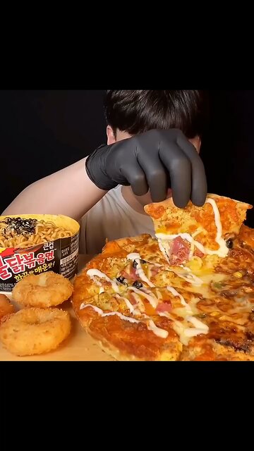 Follow for more ASMR videos🌮🍟 Credits: @mminii_i #mukbang #asmr #fastfood #asmreating