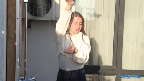 Wetlook shower girl