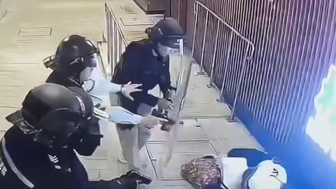 Tentoi të godiste me thikë një grua, policia neutralizon autorin