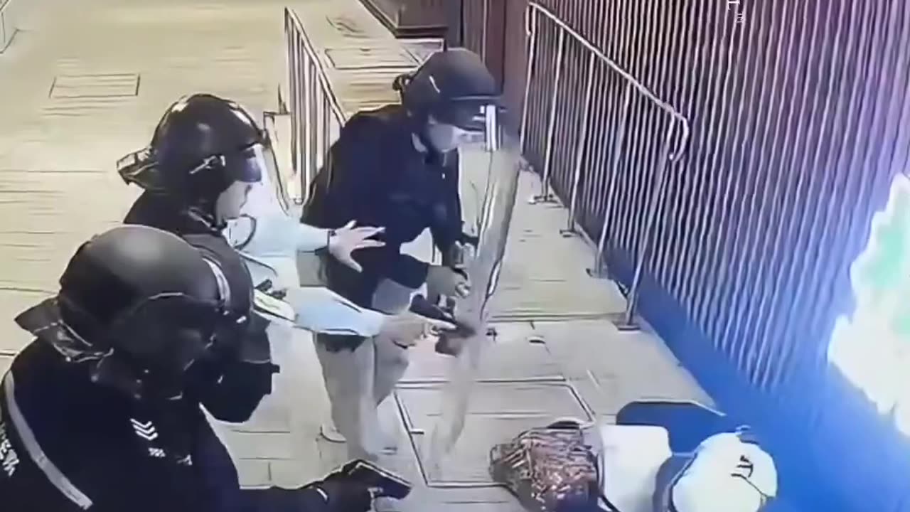 Tentoi të godiste me thikë një grua, policia neutralizon autorin