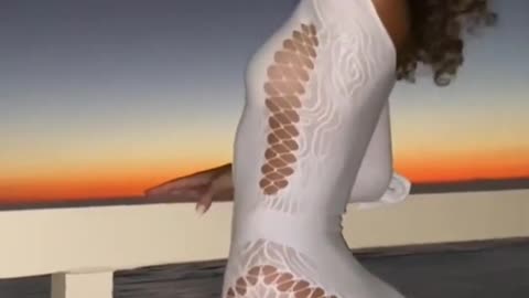 Zoe Gara_ The Australian Curve Model Taking Instagram by Storm _ Biography & Insights