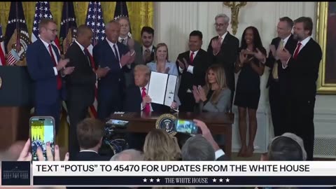 🚨 Donald và Melania Trump đã ký một sắc lệnh hành pháp RẤT LỊCH SỬ với RFK Jr để giúp đỡ trẻ em