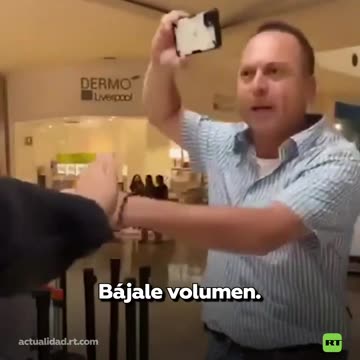 Hombre interrumpe un concierto y agrede a músicos en México