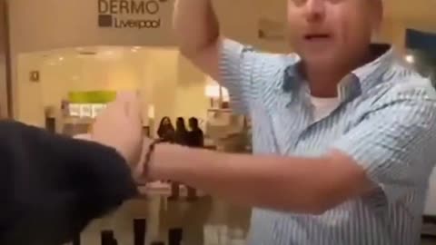 Hombre interrumpe un concierto y agrede a músicos en México