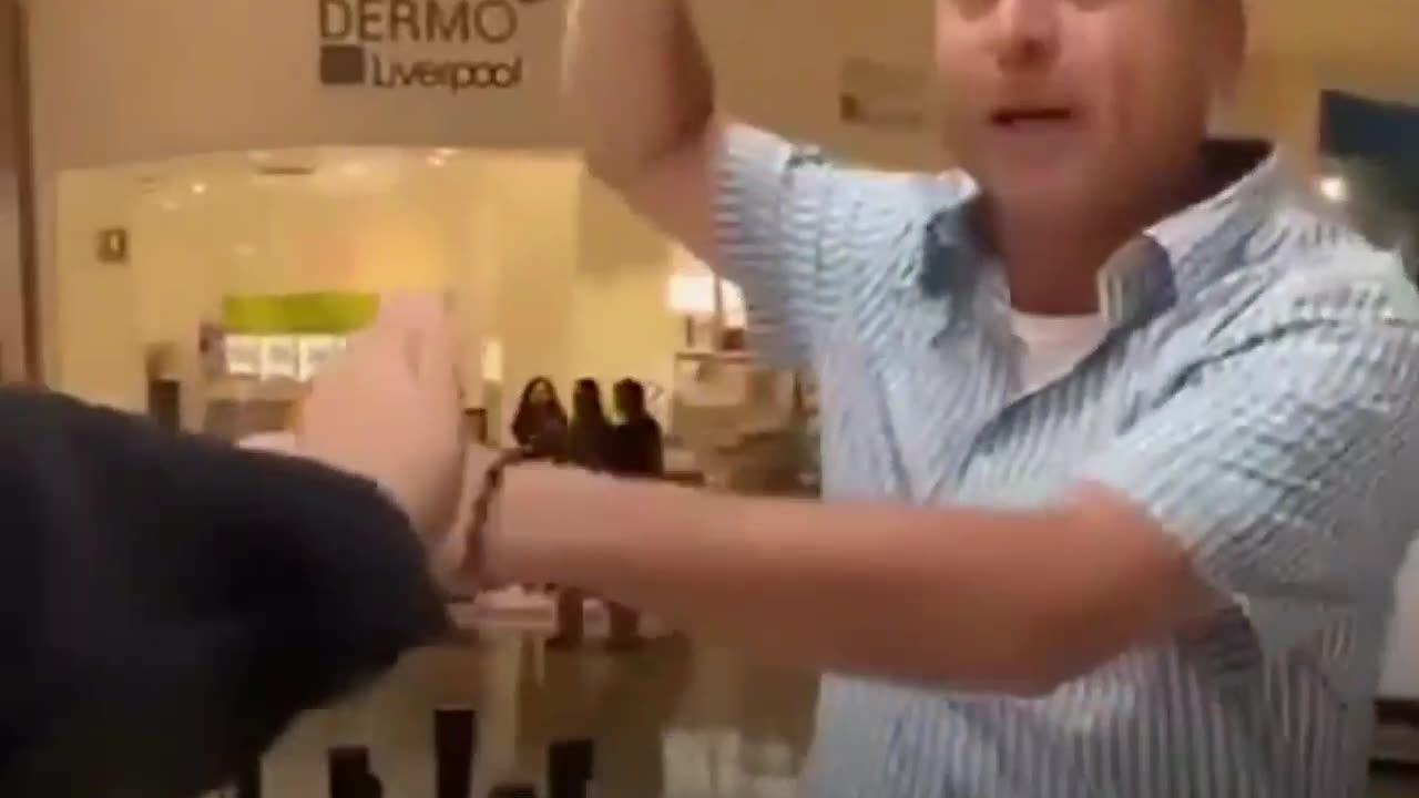 Hombre interrumpe un concierto y agrede a músicos en México