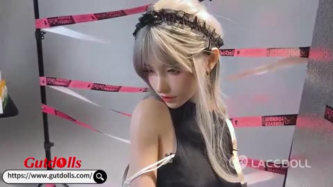 Kommen Sie und sagen Sie Hallo zu dieser wunderschönen Puppe!