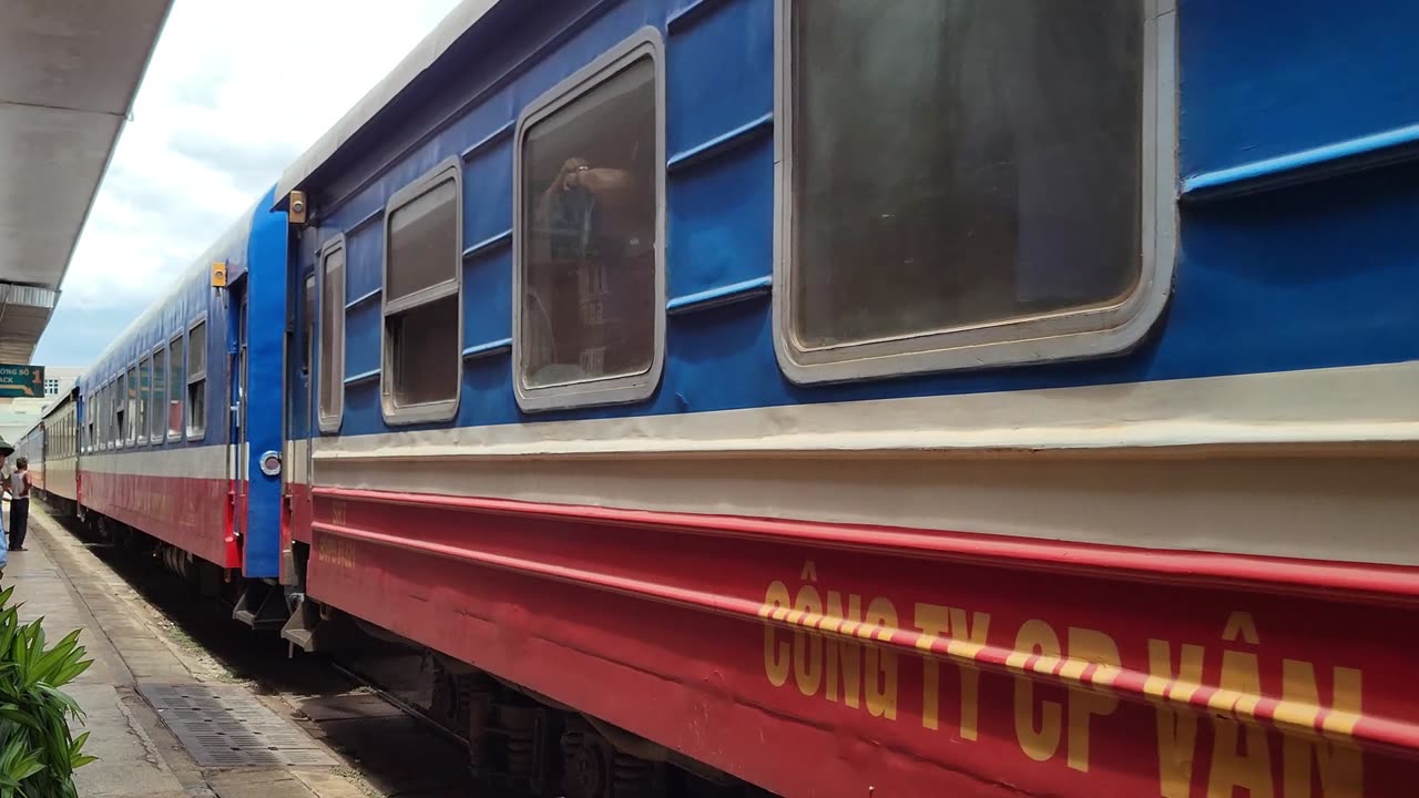 Vietnamese train Hue to Đồng Hới