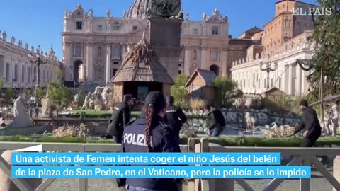 FEMEN | La policía intercepta a una activista desnuda en el belén del Vaticano | EL PAÍS