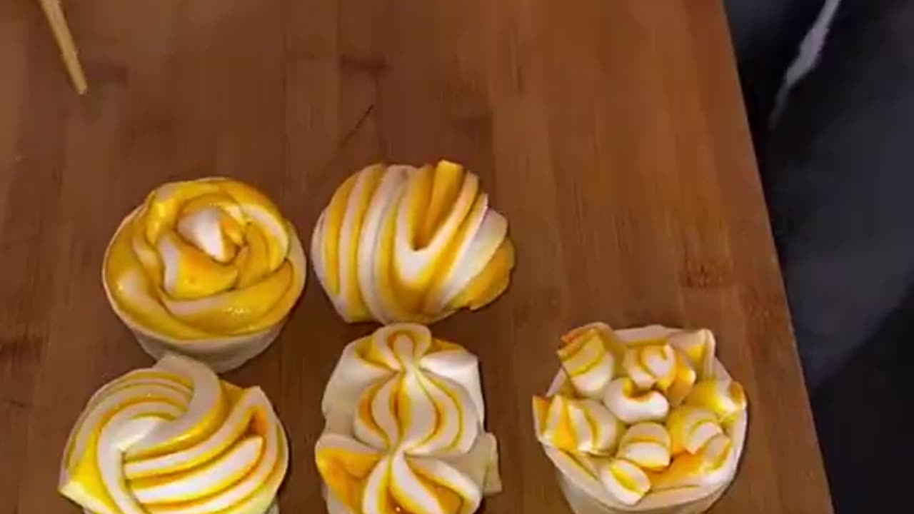 シナモンロールの形を芸術作品に変える技術が話題になっています