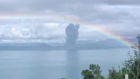 Incredible video shows Taal volcano eruption in Philippines