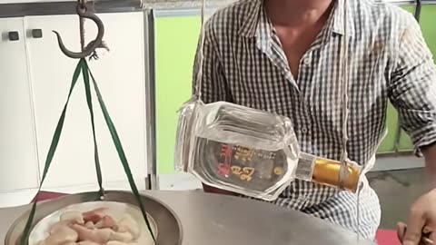 🤯👀 This Is the Easiest Way to Remove Stickers! | LifeHacksDaily