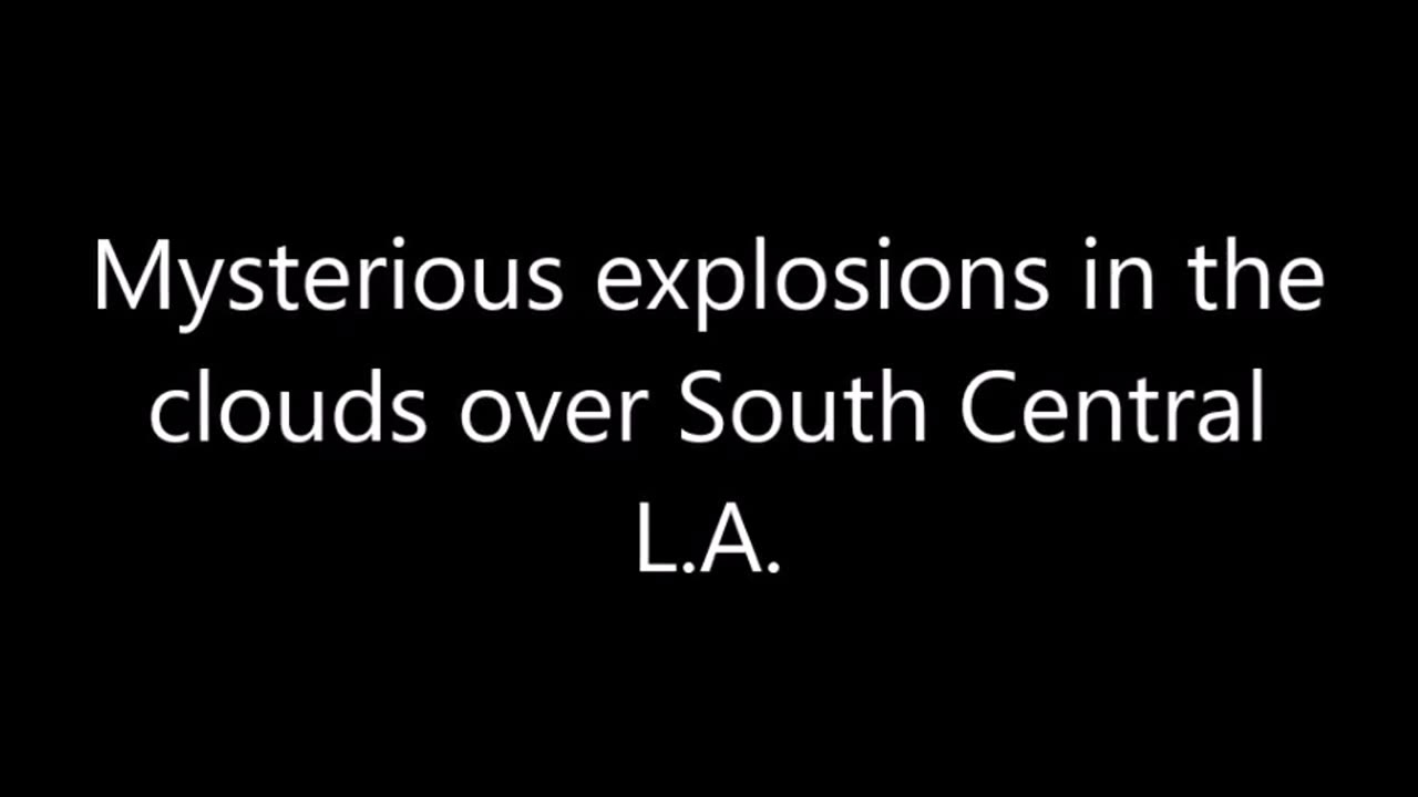 Des explosions mystérieuses dans les nuages au-dessus du centre-sud de Los Angeles.