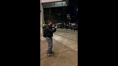 A UW Hamasnik tries to steal the Israeli flag of a counter-protester & declared the ceasefire a win