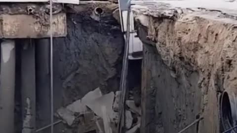 Sebuah video menampilkan sebagian jalan di depan Rumah Sakit Vajira, distrik Du